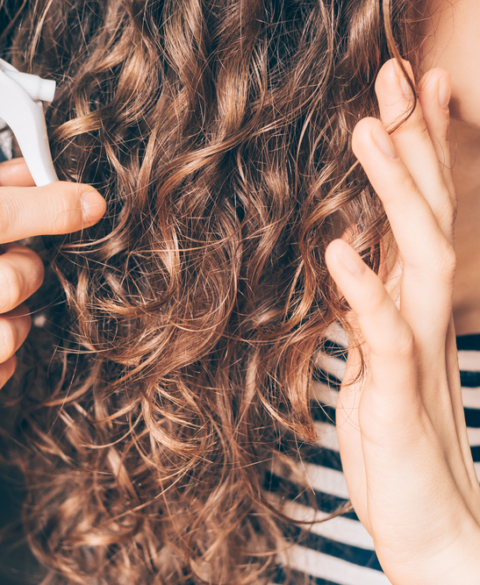 Pourquoi l'humidité d'Oran est un défi pour tes cheveux (et comment dompter la crinière rebelle)