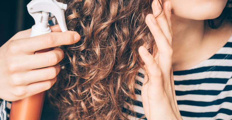 Pourquoi l'humidité d'Oran est un défi pour tes cheveux (et comment dompter la crinière rebelle)